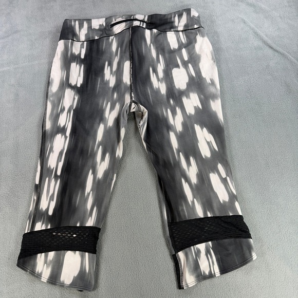 Under Armour Pants - Under Armour Womens HeatGear Cropped Leggings Black White Abstract Print XL